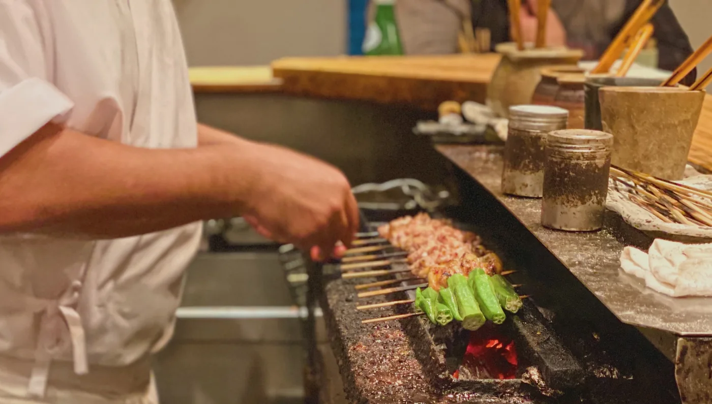 炭火で焼かれる焼き鳥のイメージ