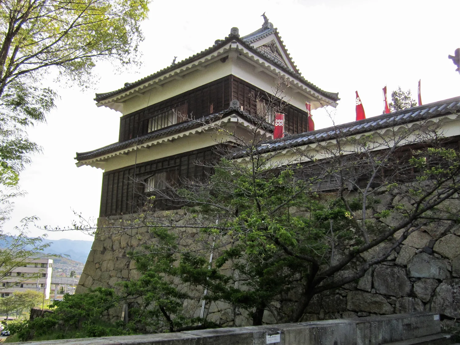 石垣の上に建つ上田城南櫓