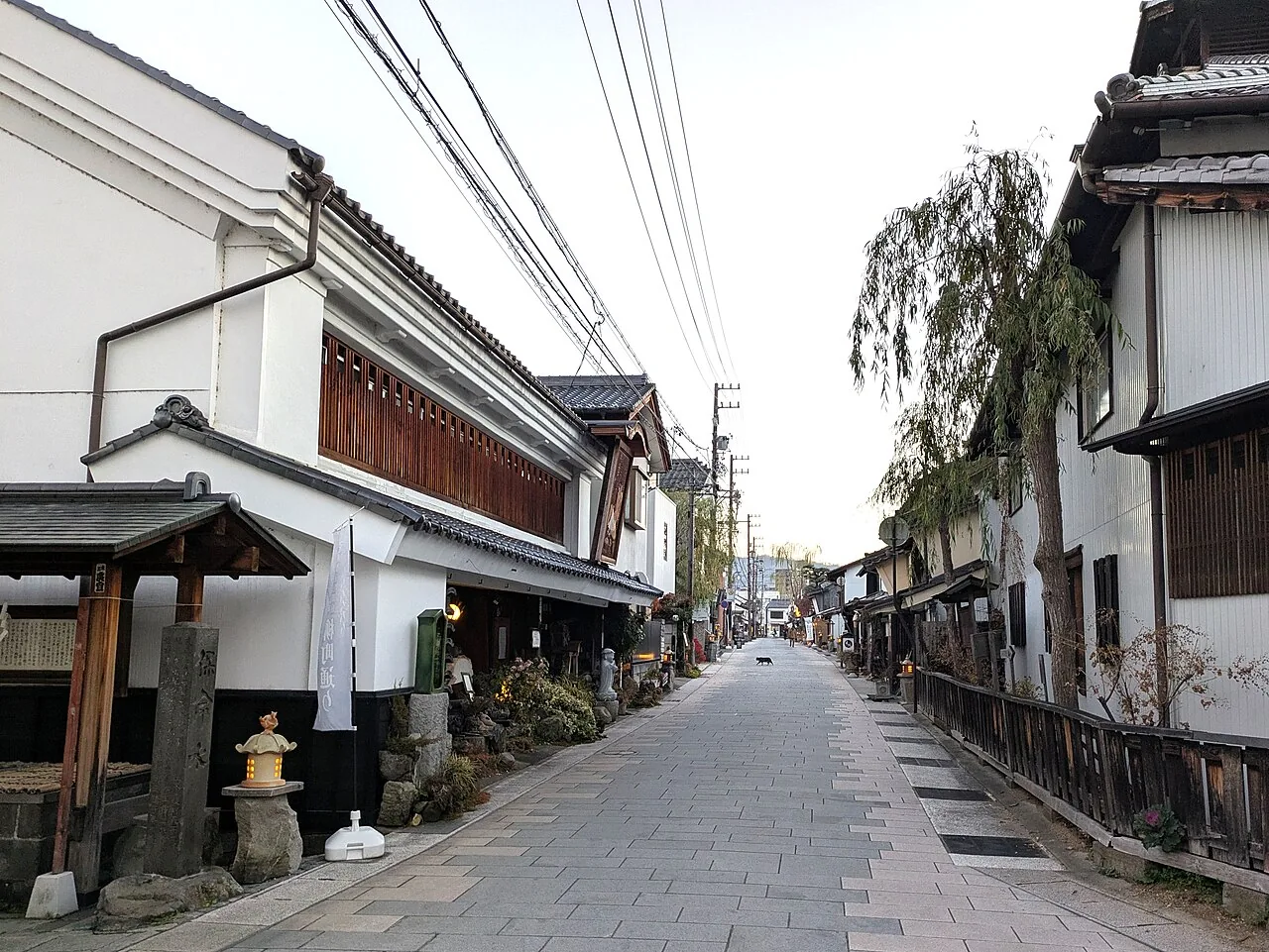 白壁の町家が並ぶ上田市柳町